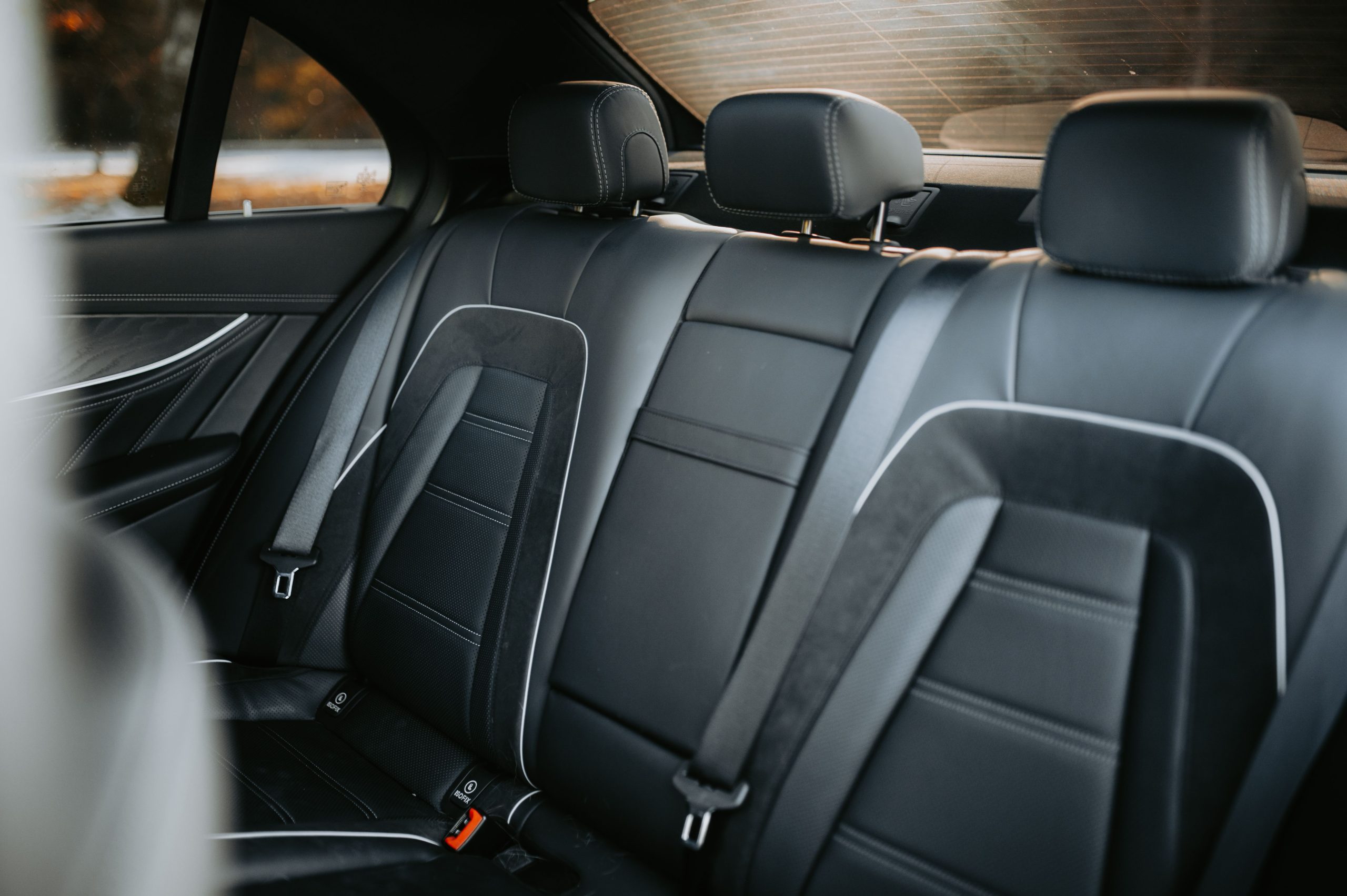Banquette arrière spacieuse cuir noir luxe