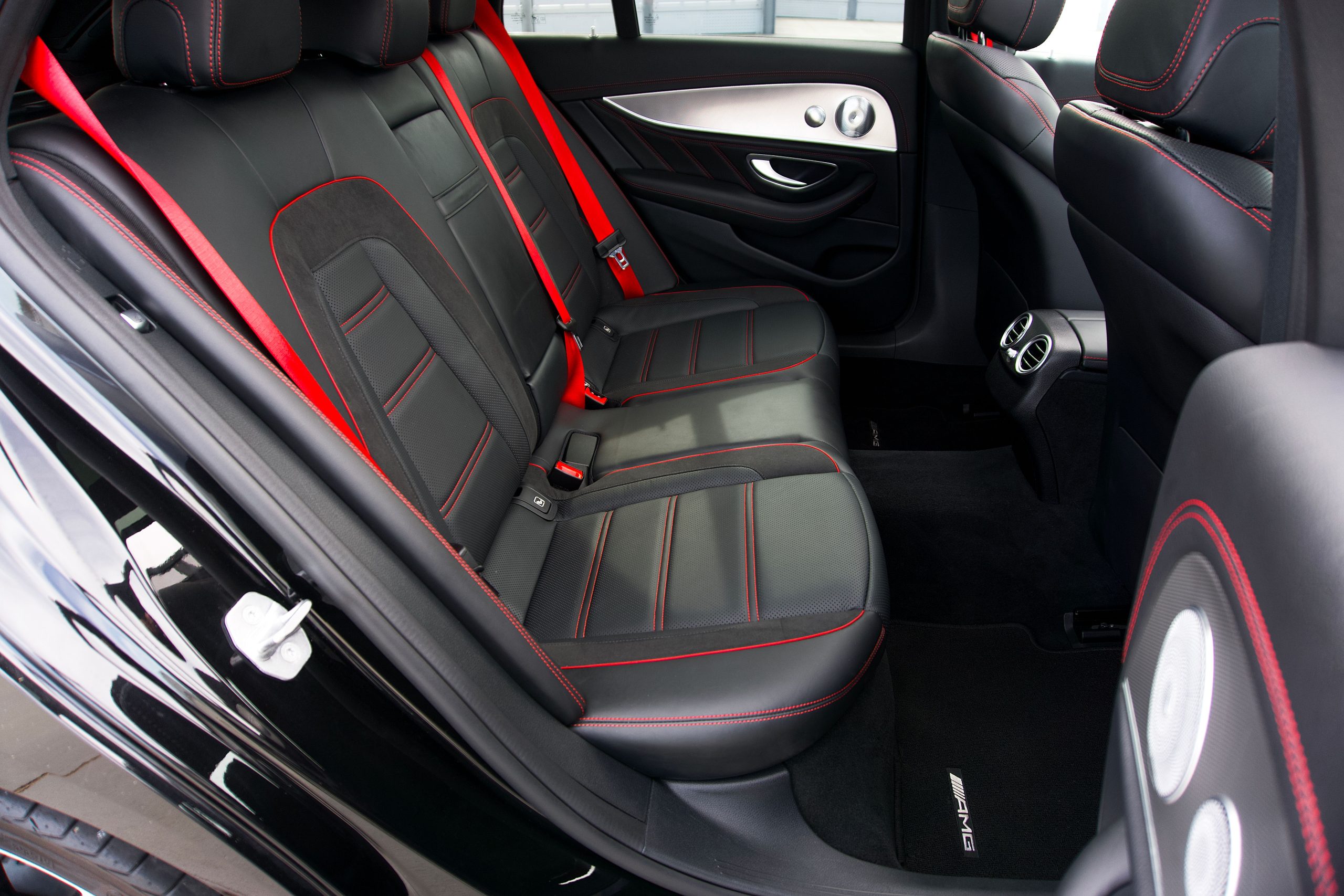 Intérieur cuir noir avec coutures rouges