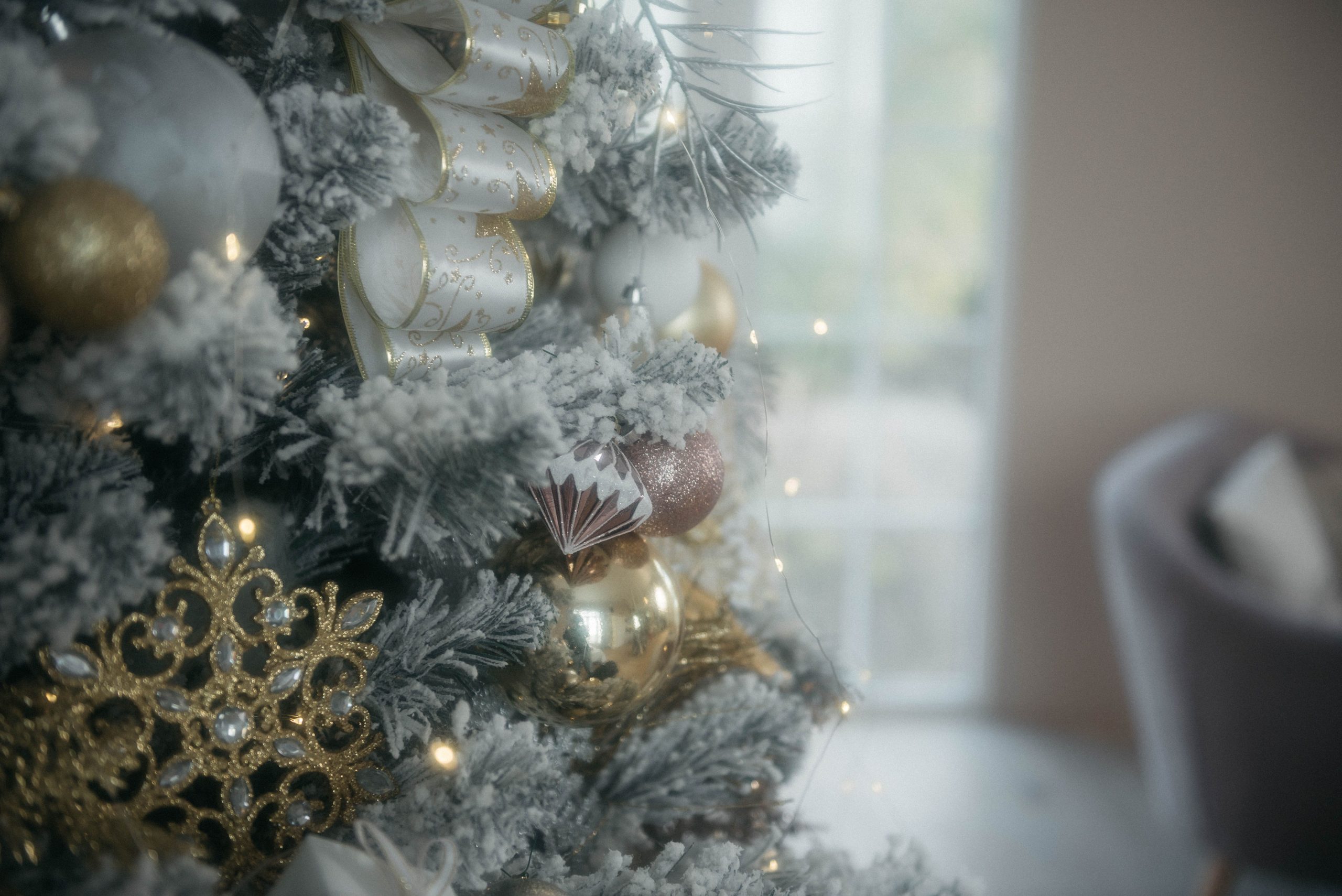 Arbre décoré or blanc avec rubans