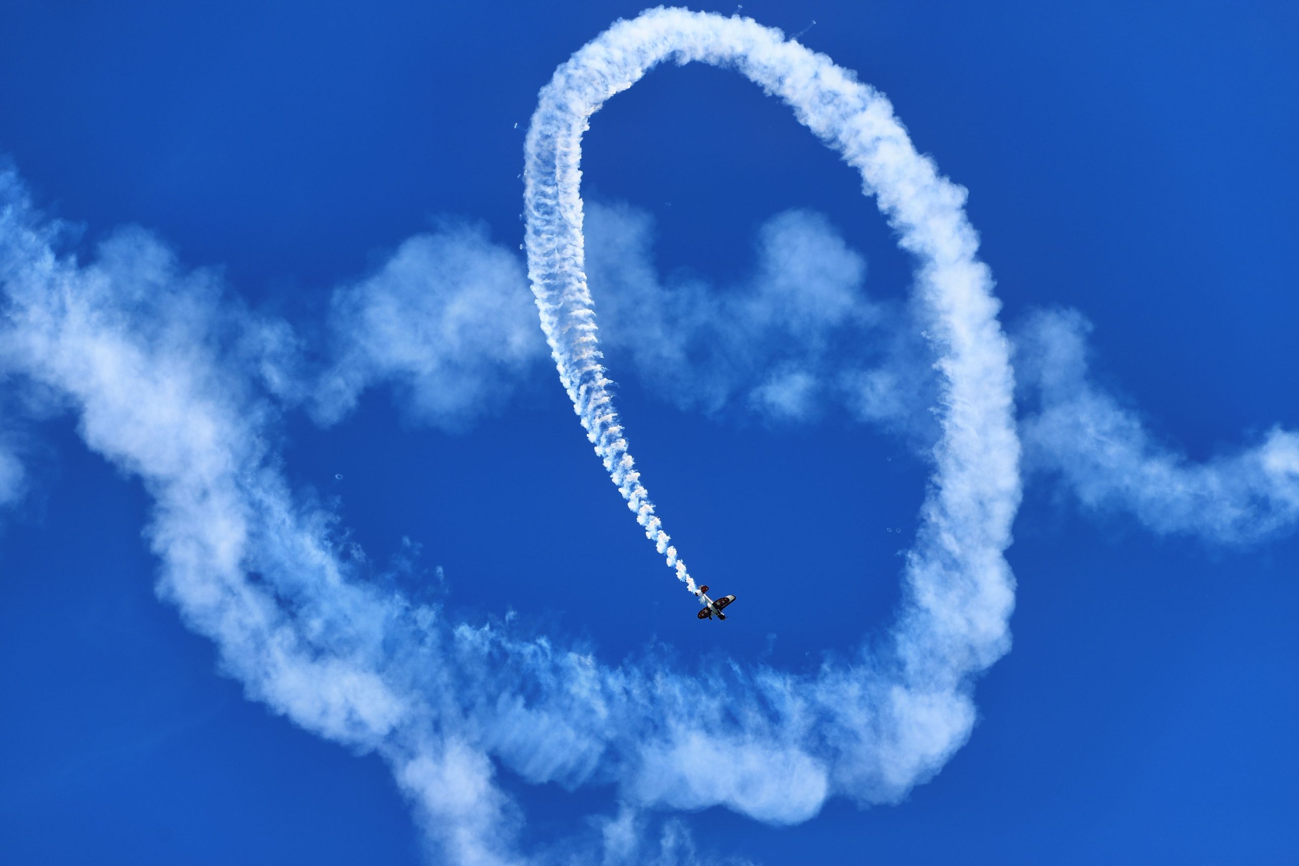 Avion de voltige exécutant une boucle spectaculaire aérienne