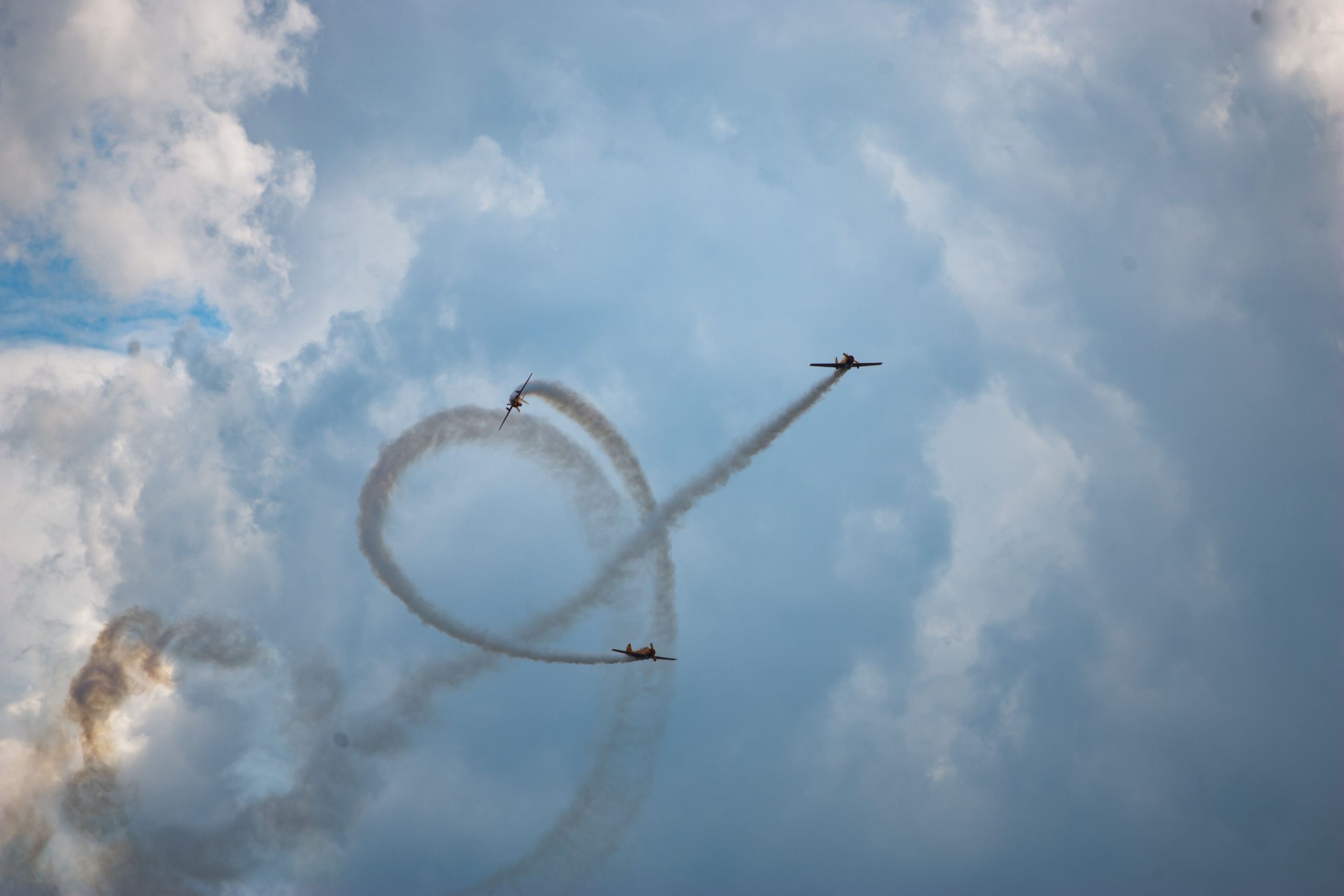 Avions acrobatiques effectuant des figures avec traînées fumée