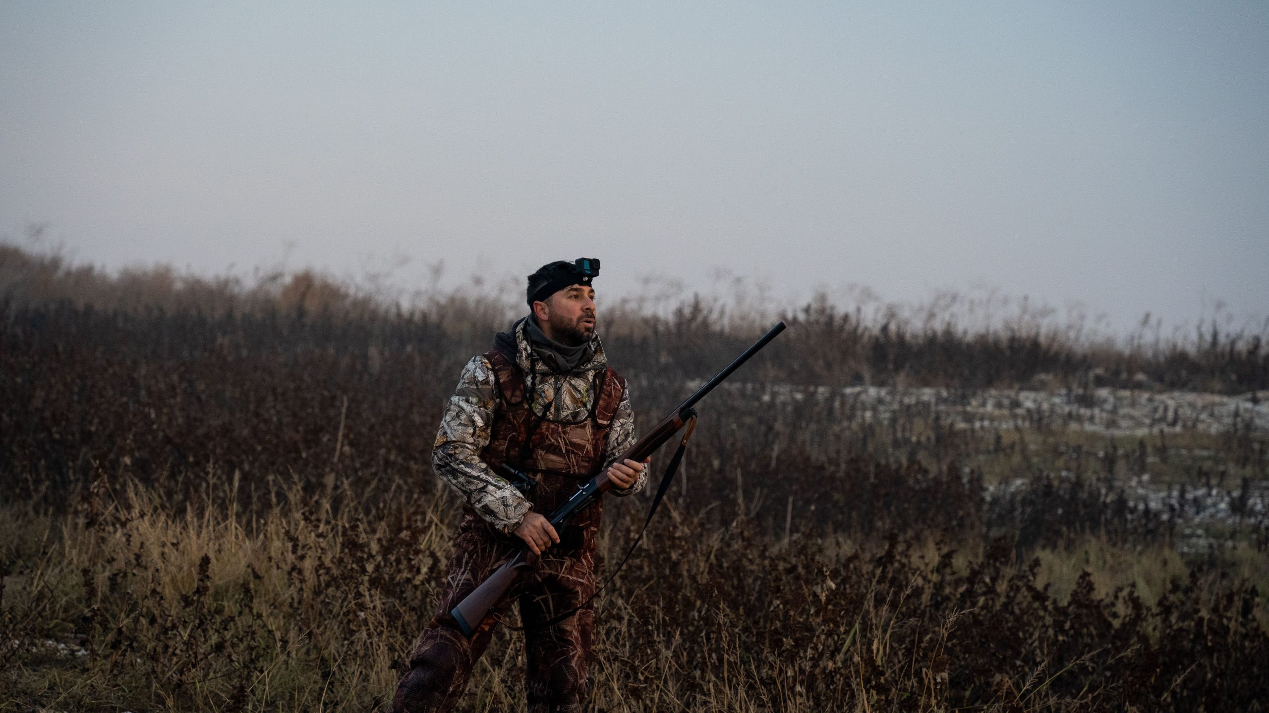 Chasseur en tenue de camouflage avec fusil