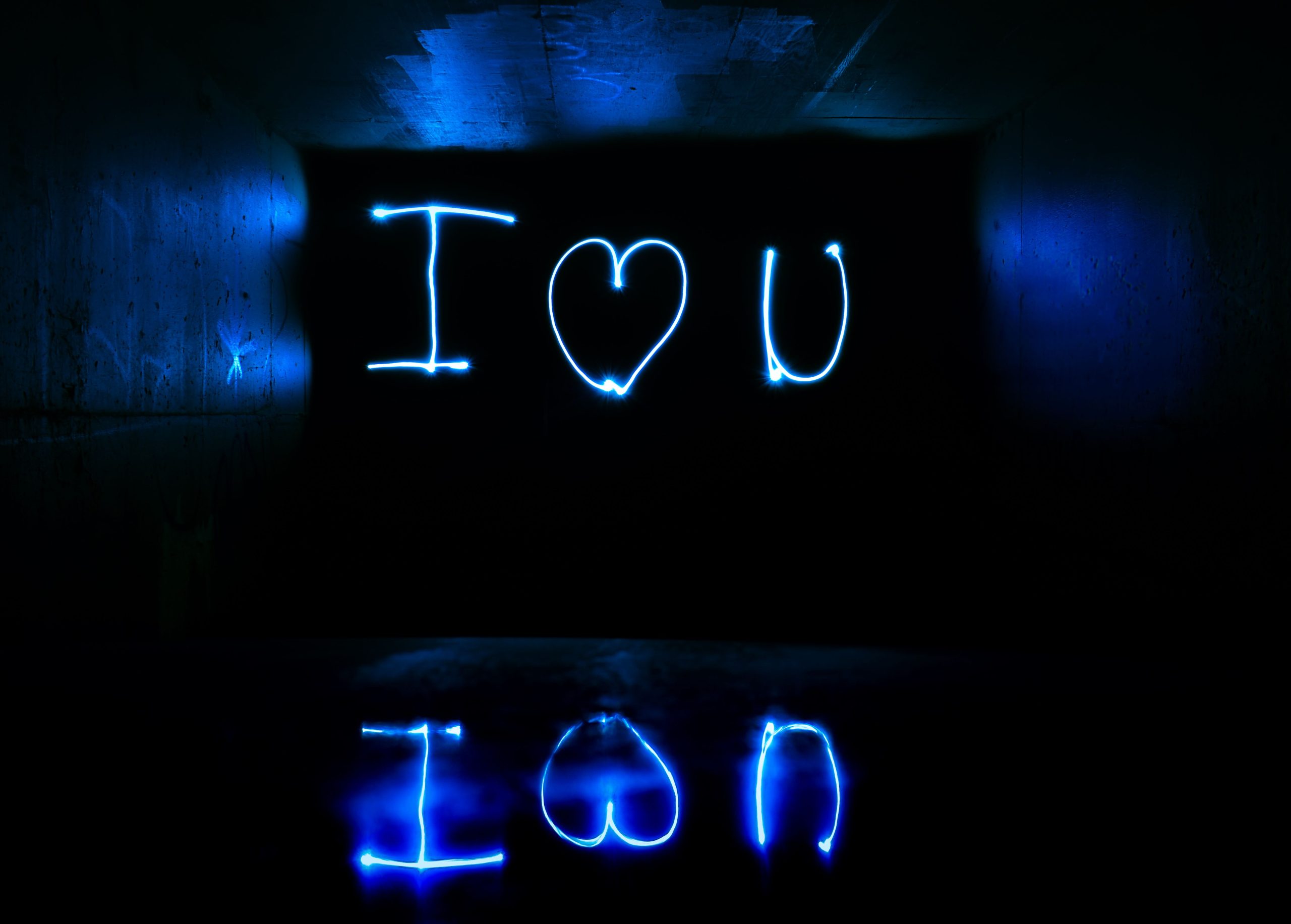 Inscription néon bleue je t'aime tunnel sombre