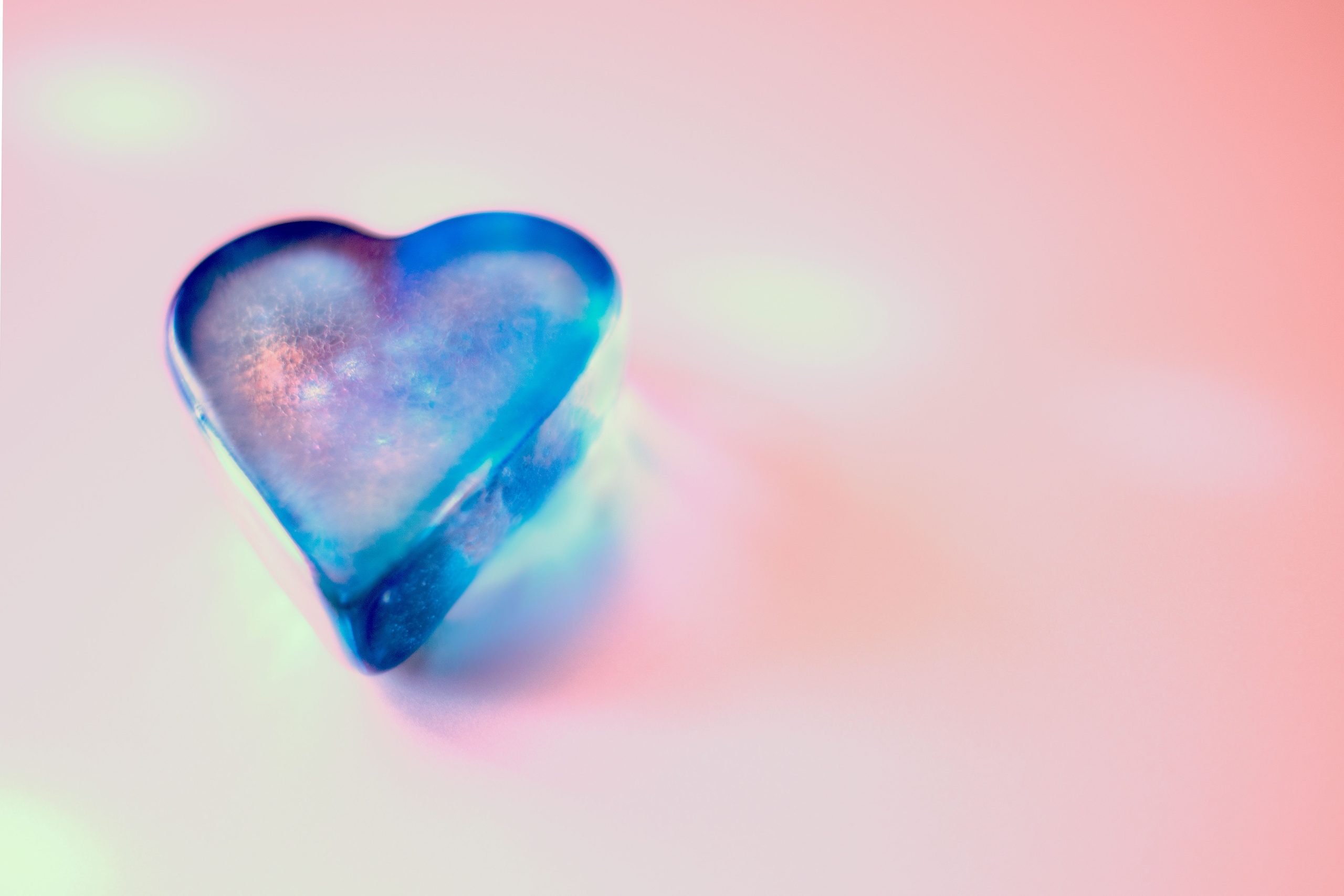 Cœur bleu givré sur fond rose pastel