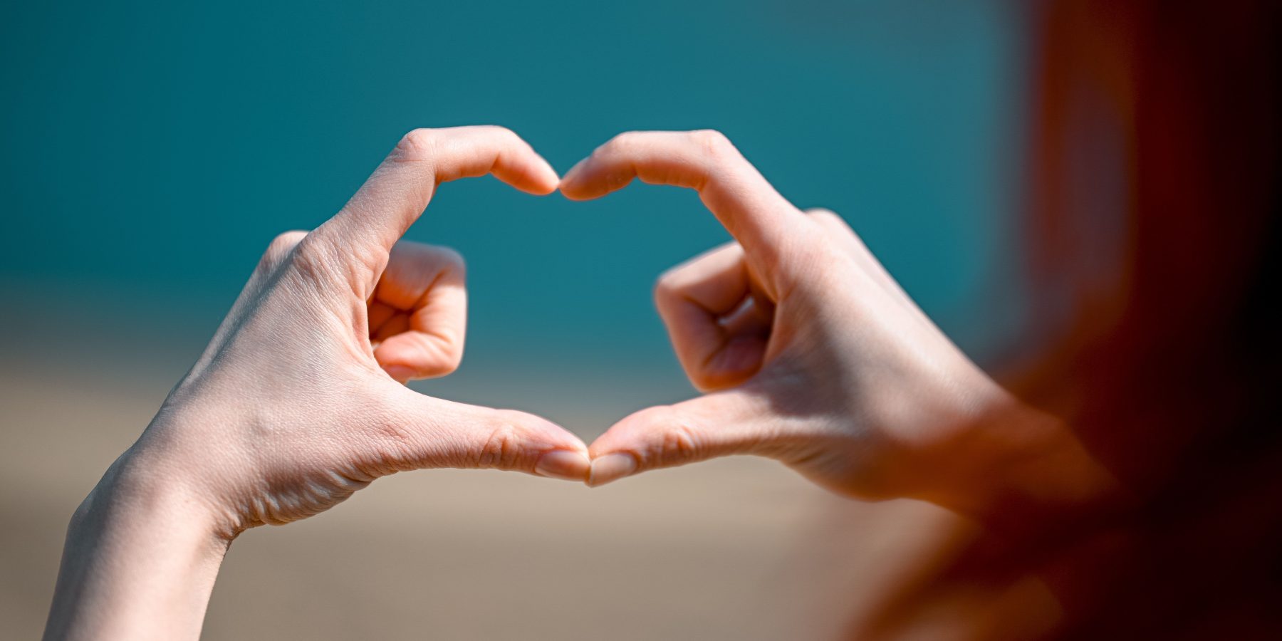 Cœur avec les mains : que signifie ce geste universel ?