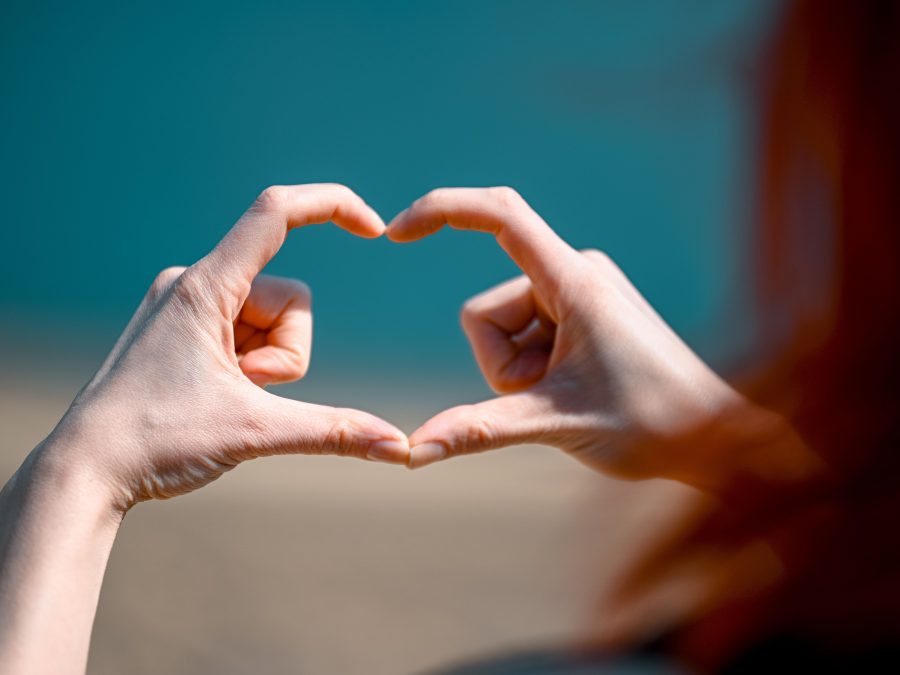 Cœur avec les mains : que signifie ce geste universel ?