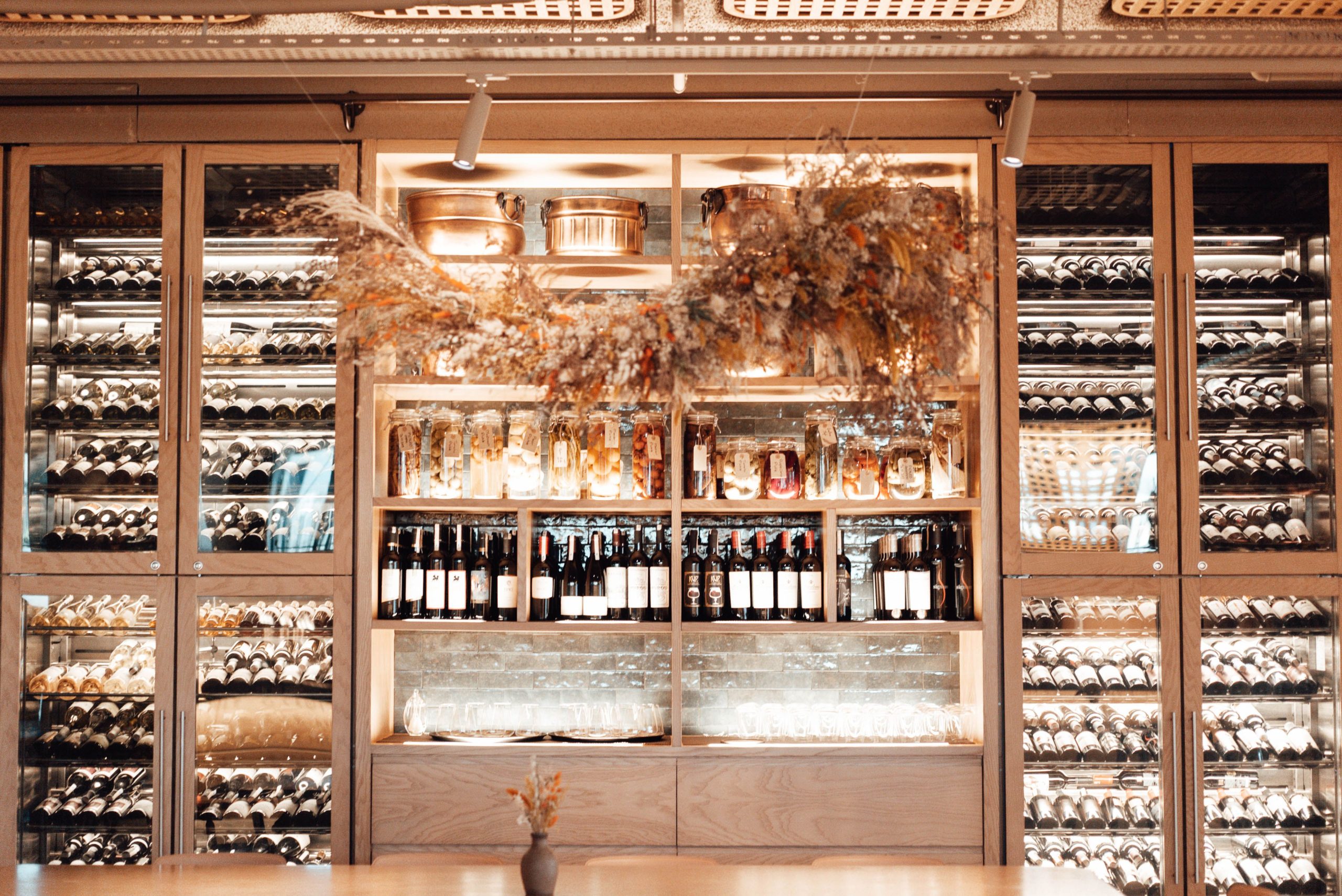 Collection vins moderne cave decoration stylisee
