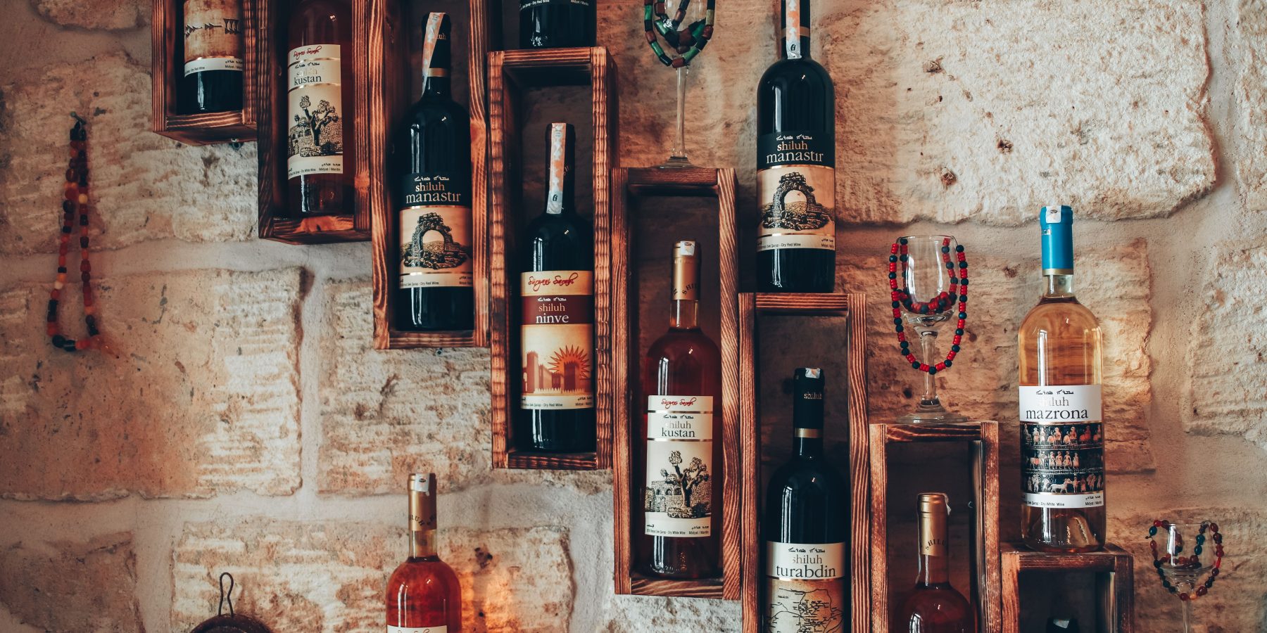 Comment réussir ta deco murale vin sans tomber dans le kitsch ?