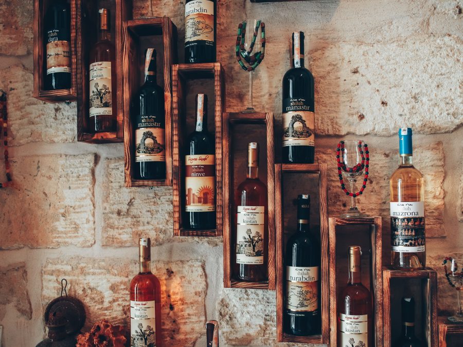 Comment réussir ta deco murale vin sans tomber dans le kitsch ?