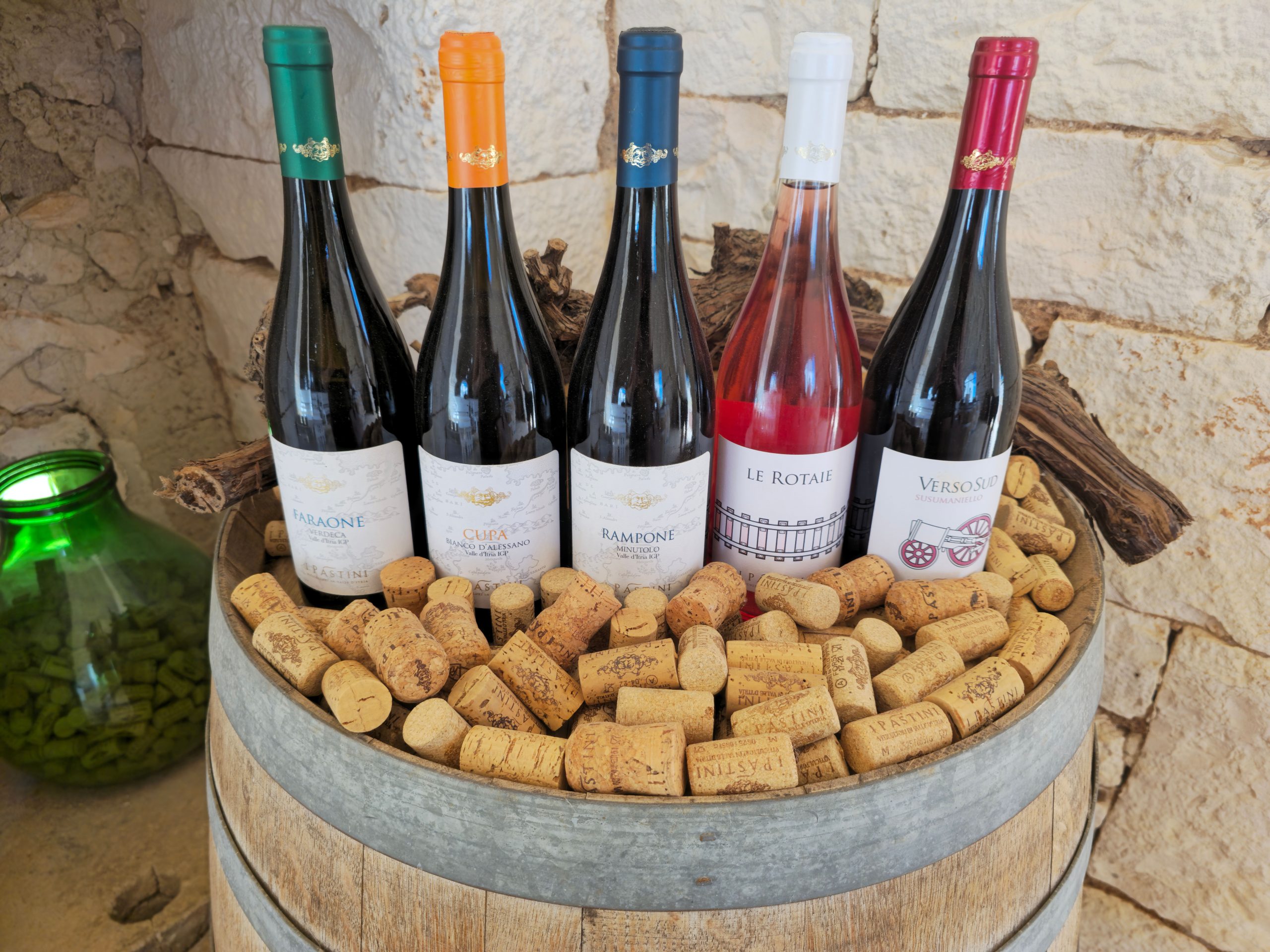Affichage rustique bouteilles vin et bouchons tonneau