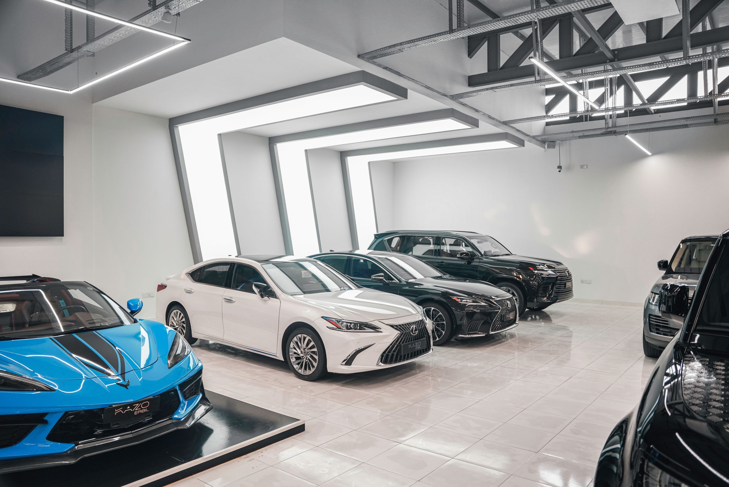 Voitures de luxe élégantes dans une concession automobile stylisée