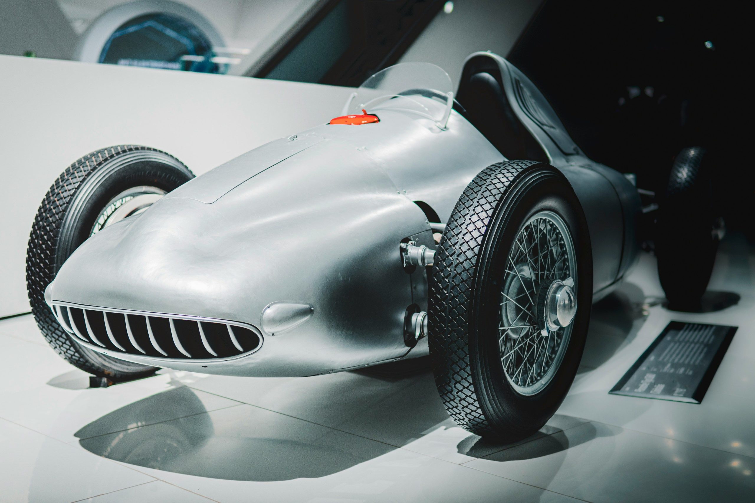 Voiture de course vintage exposée dans un musée automobile moderne