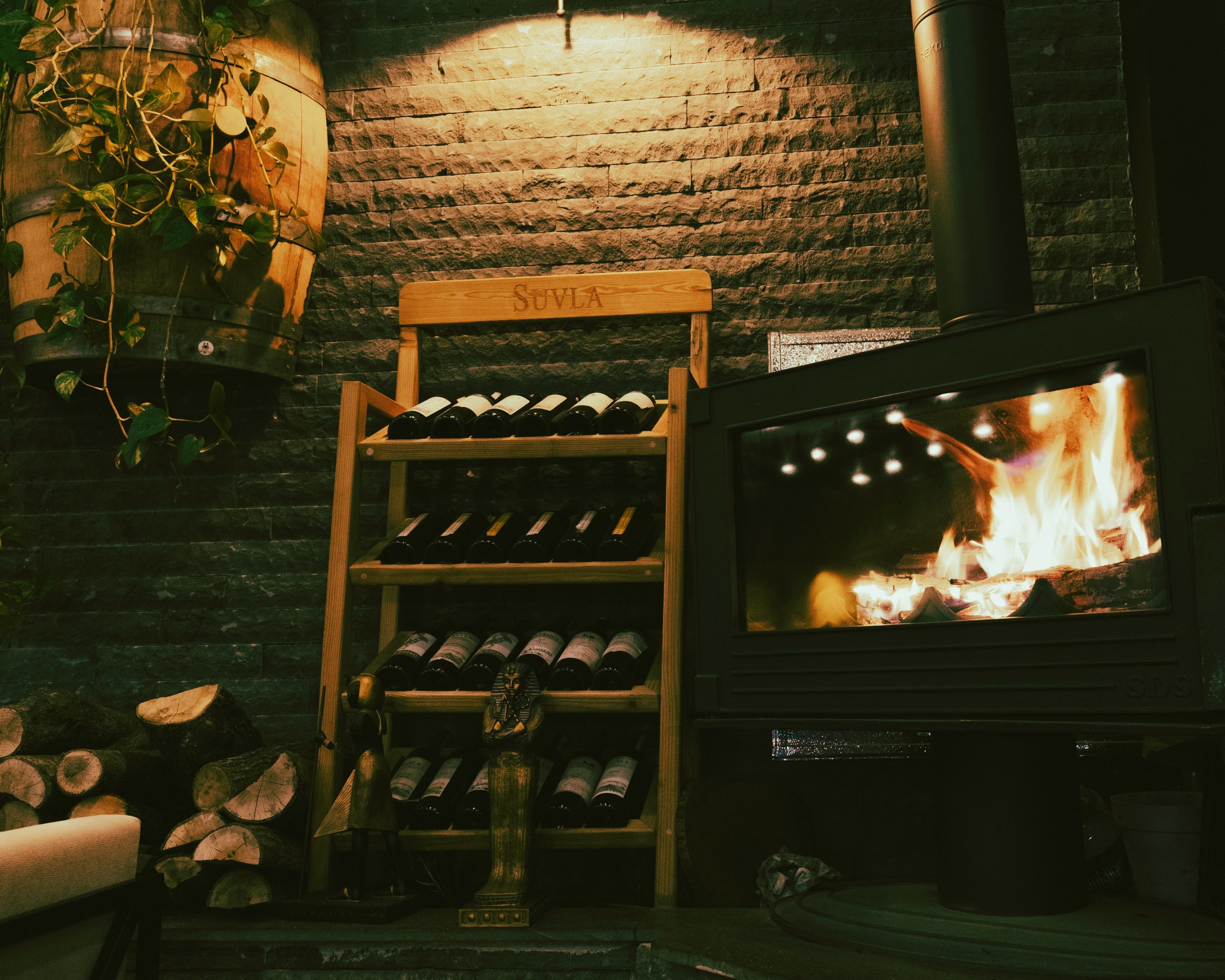 Intérieur cave à vin chaleureuse et accueillante