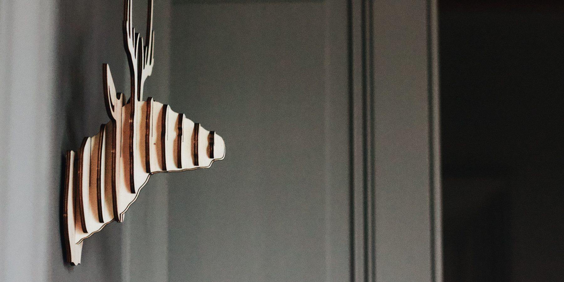 Comment choisir une decoration murale cerf en metal durable ?