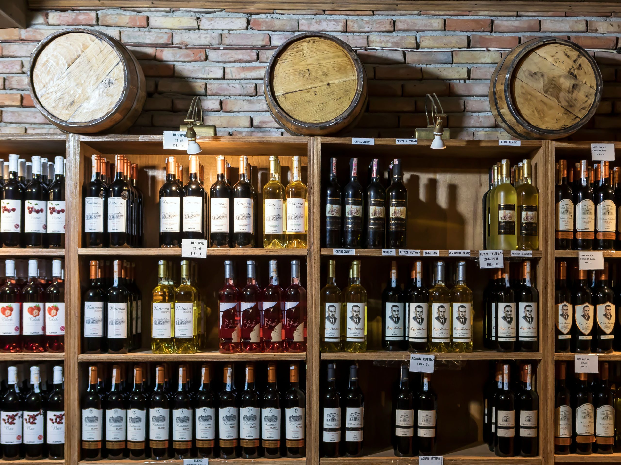 Cave à vin rustique avec tonneaux bois briques