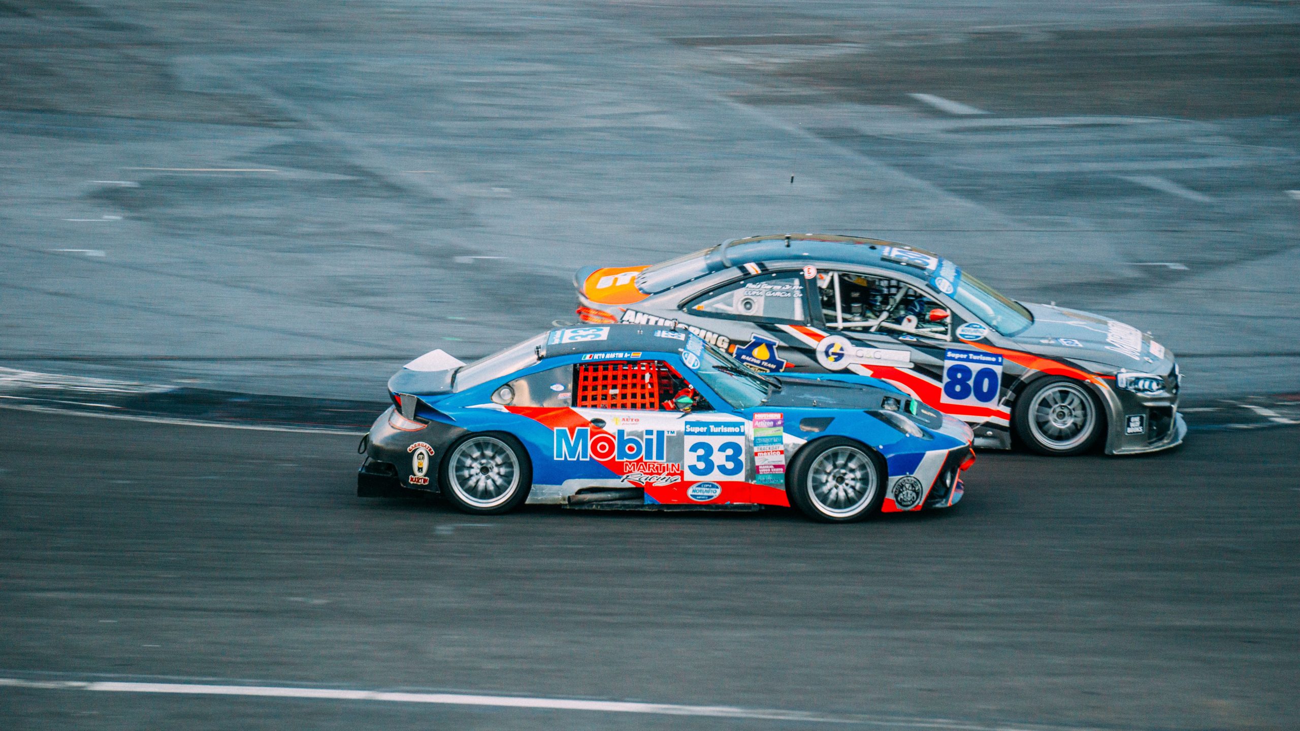 Deux voitures de course à haute vitesse en compétition