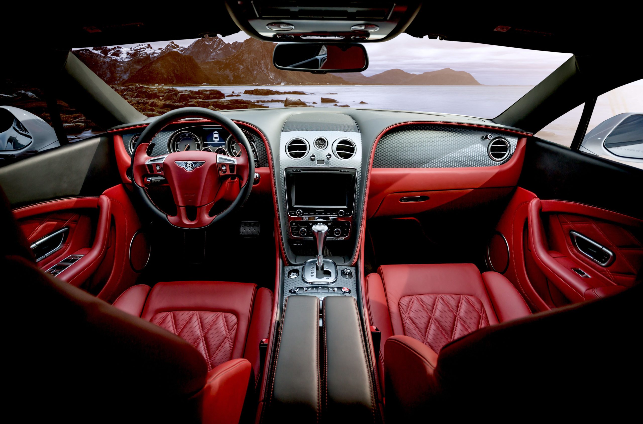 Intérieur cuir rouge voiture sport montagne