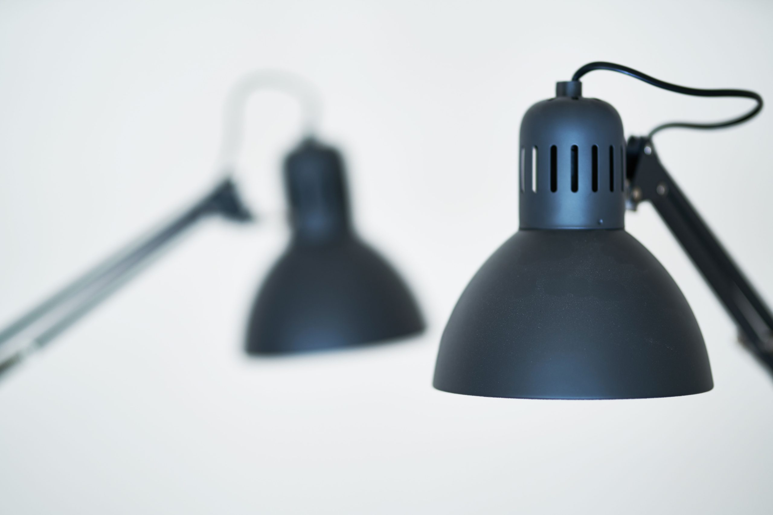 Lampes acier contemporaines noires gros plan