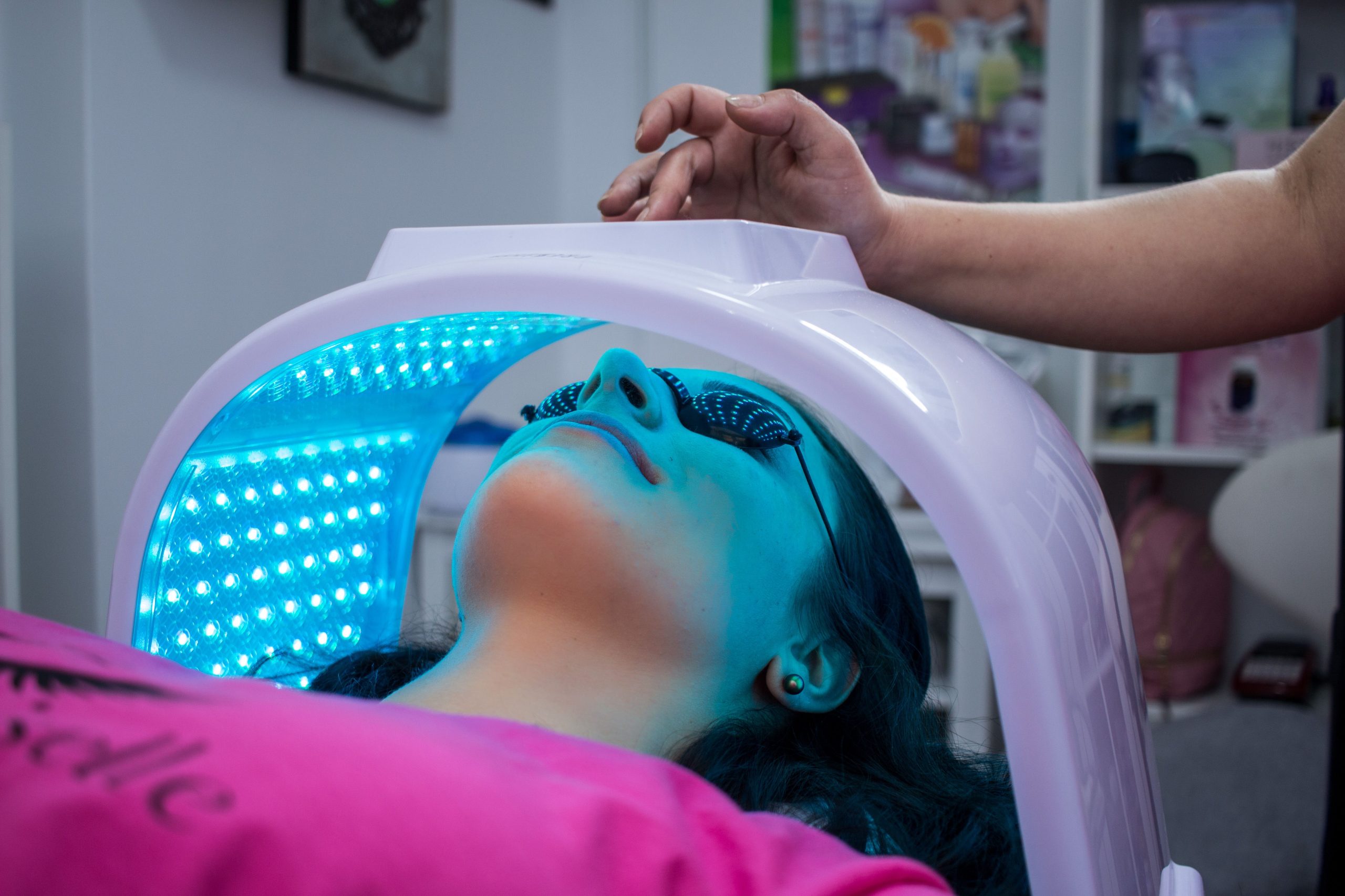 Femme allongée sous lampe ultraviolette en clinique