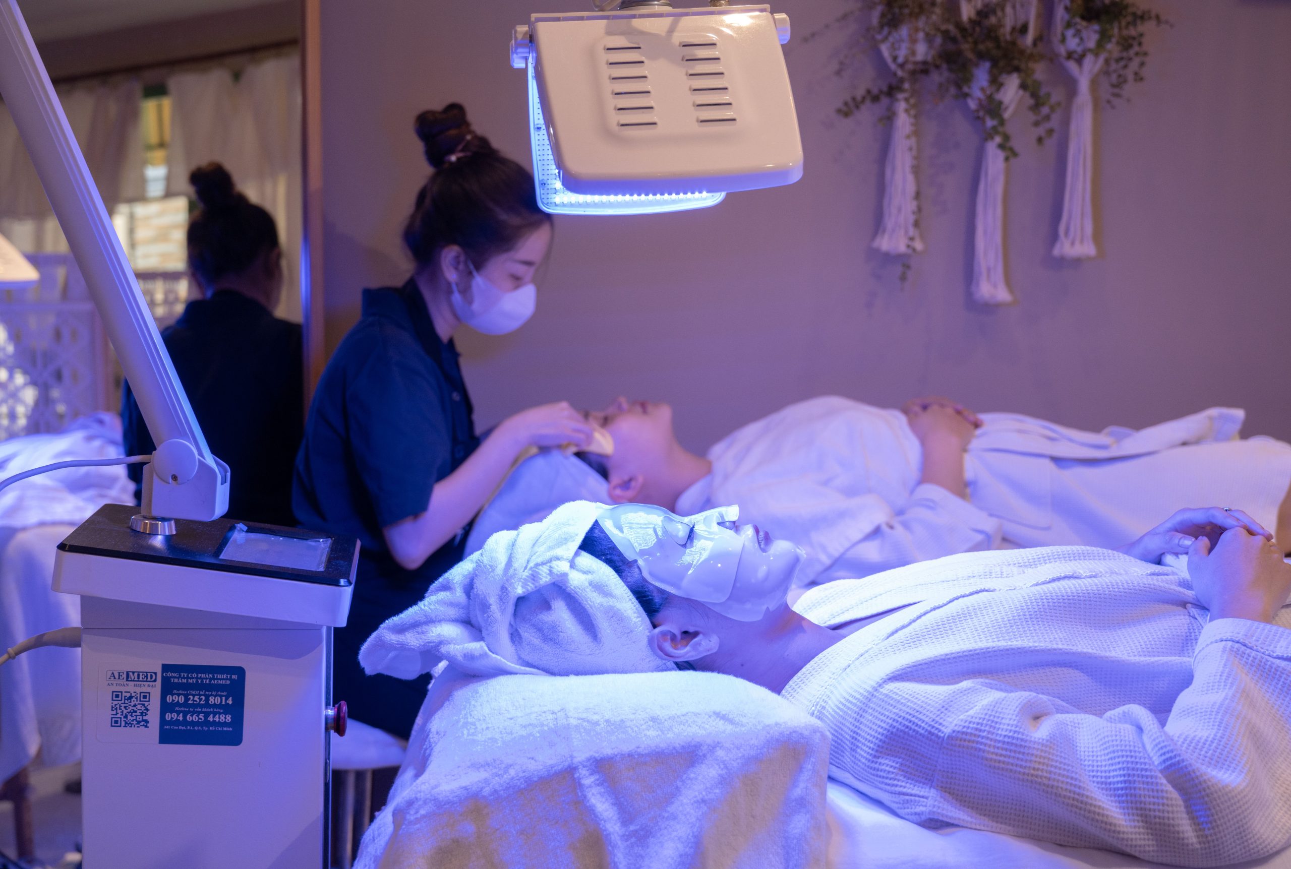 Patients recevant une luminotherapie LED en spa