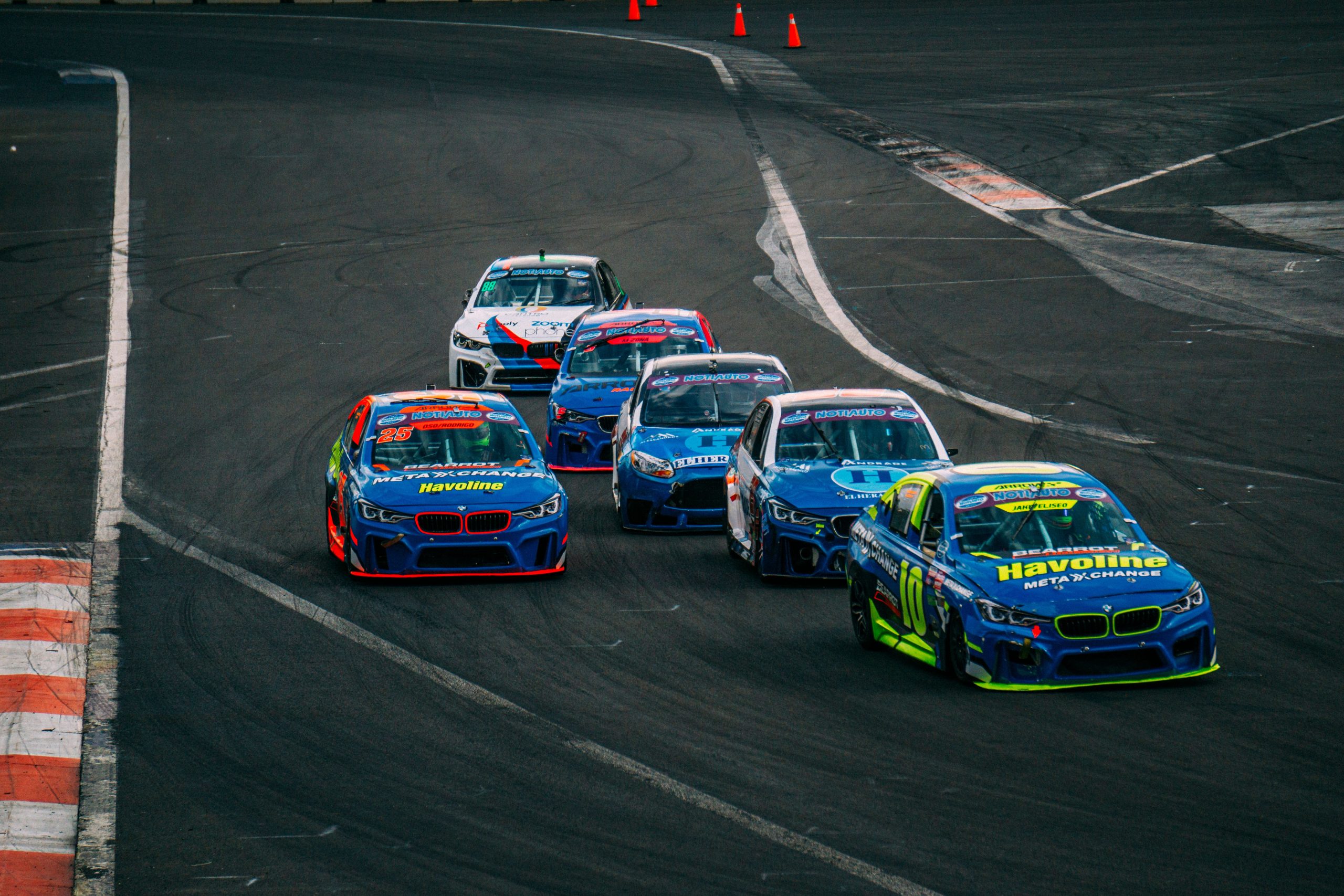Course automobile intense avec voitures sport professionnelles
