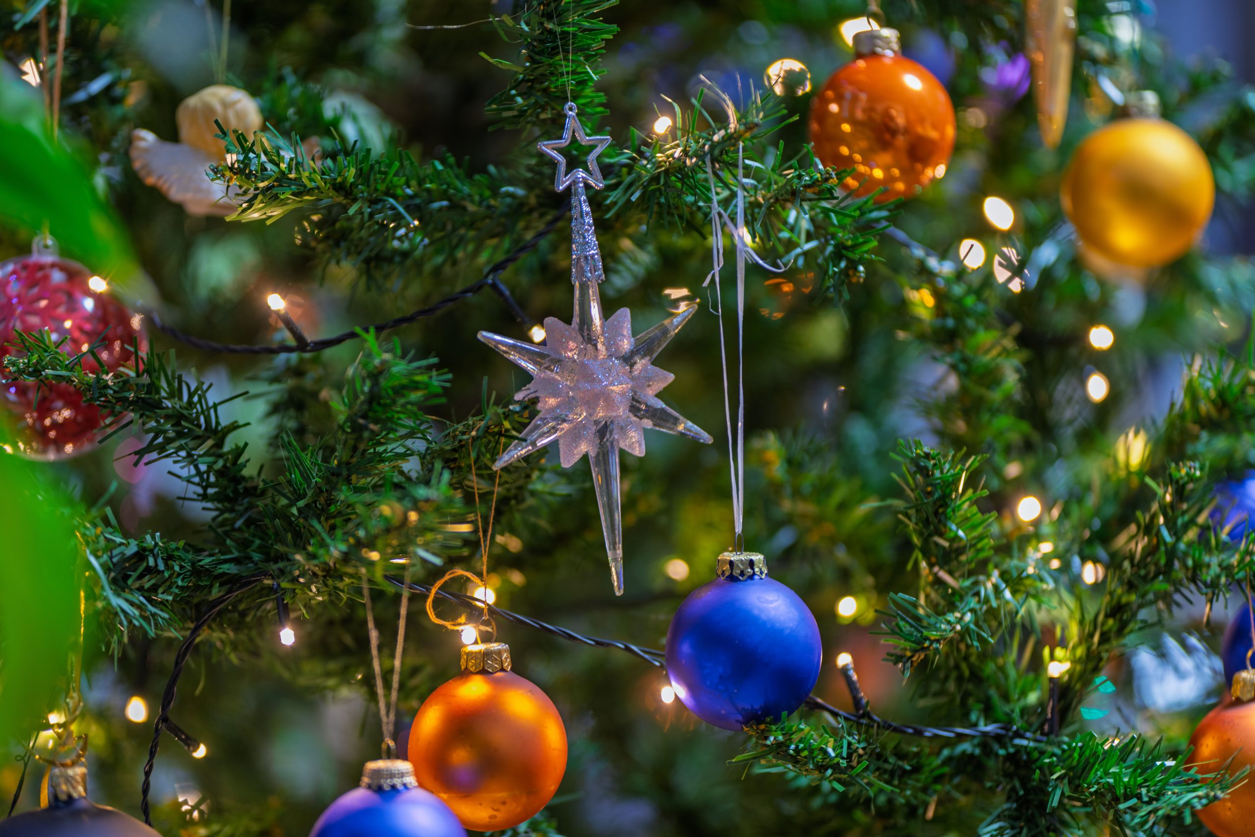Sapin festif aux boules colorées brillantes