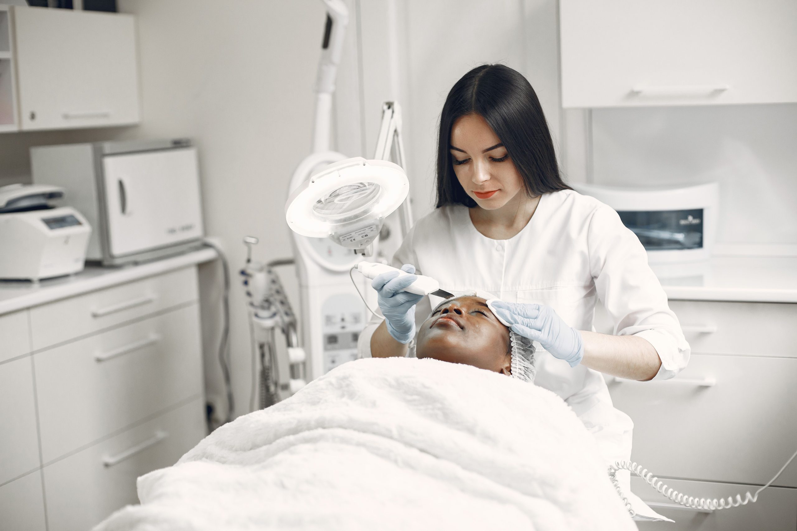Estheticienne appliquant soin facial rajeunissant client