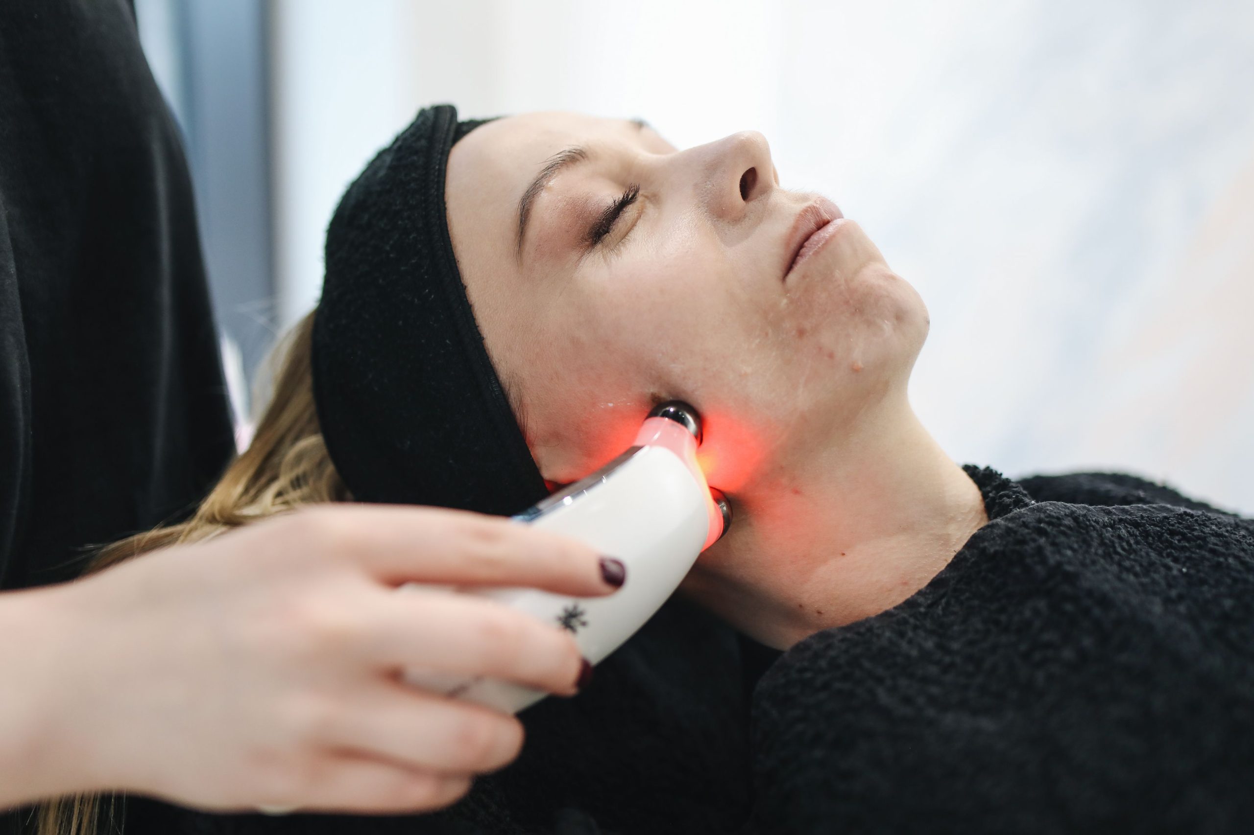 Femme recevant un traitement laser facial professionnel