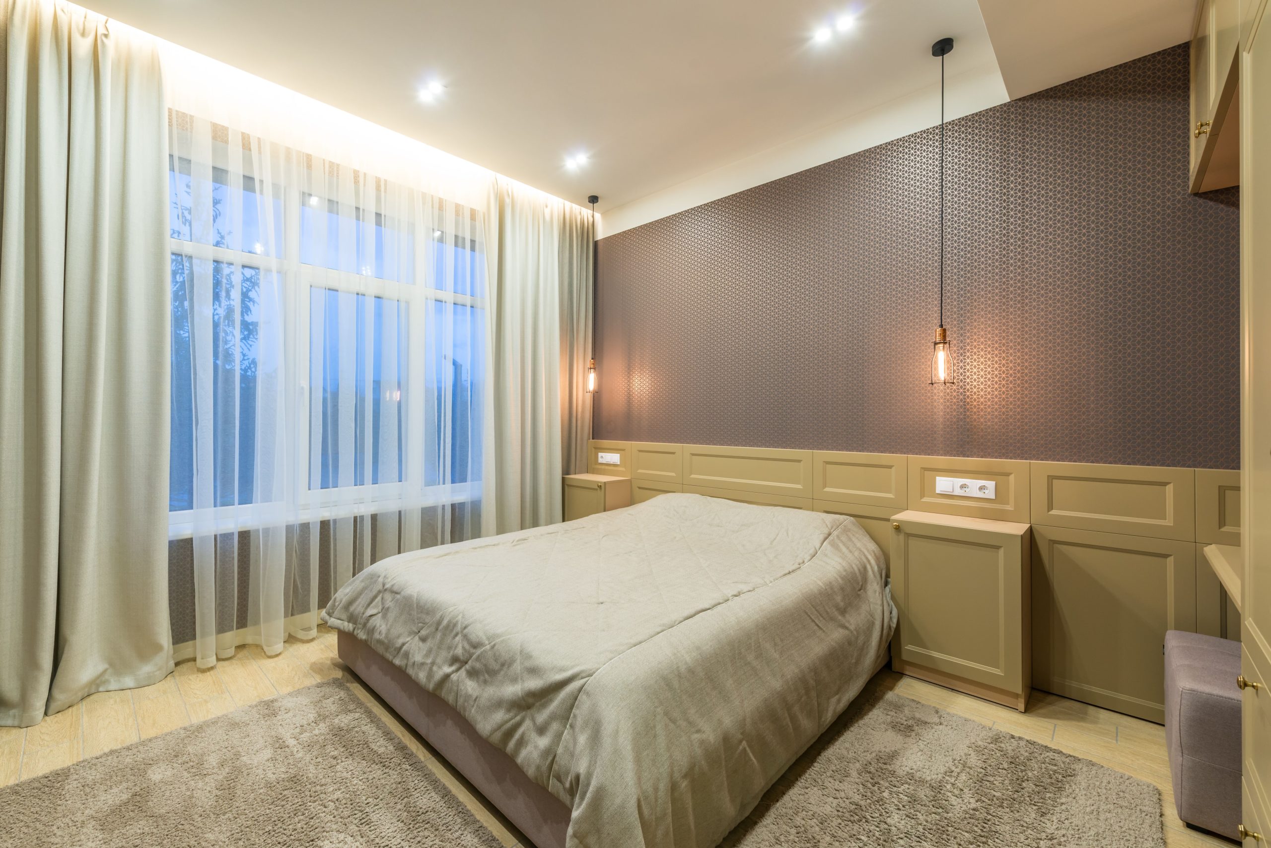 Chambre avec lit près fenêtre et radiateur