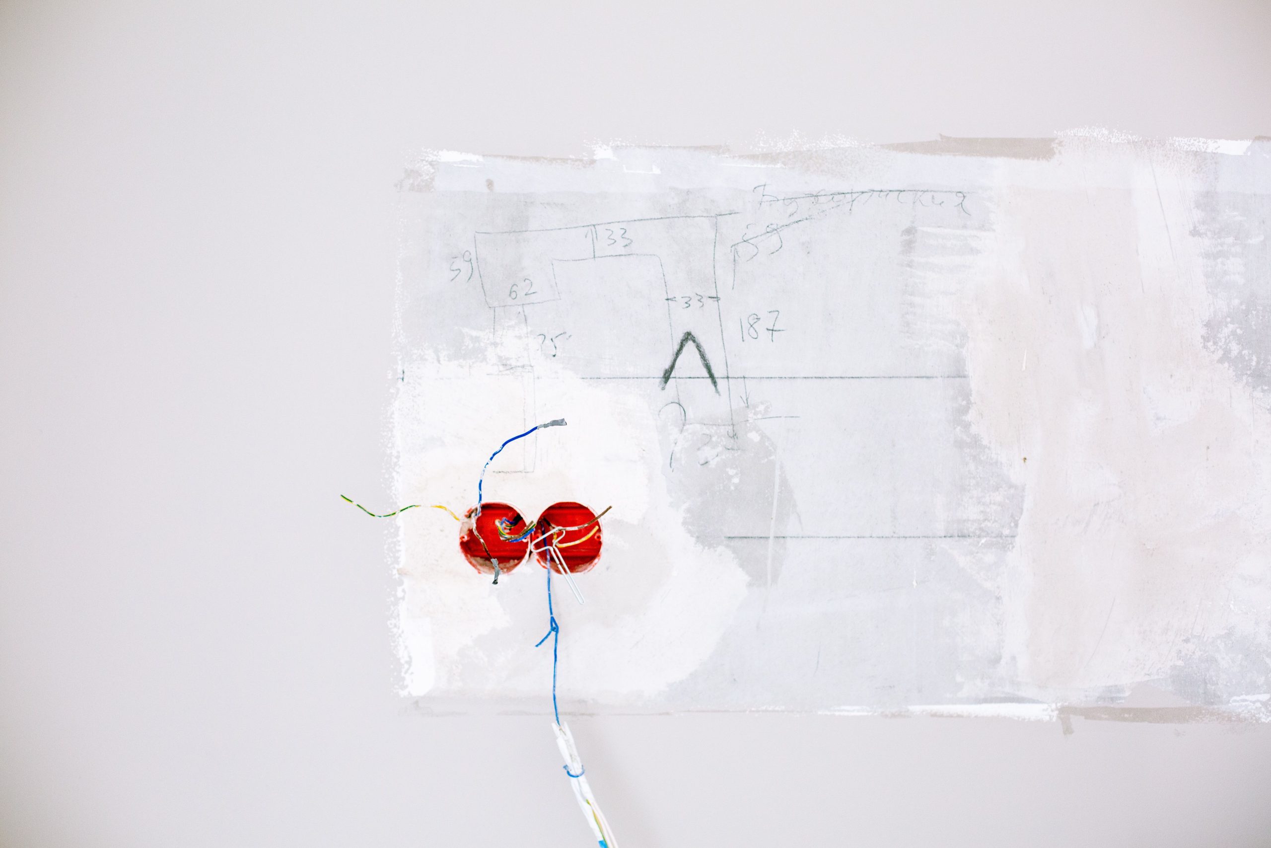 Installation câblage électrique mur blanc rénovation