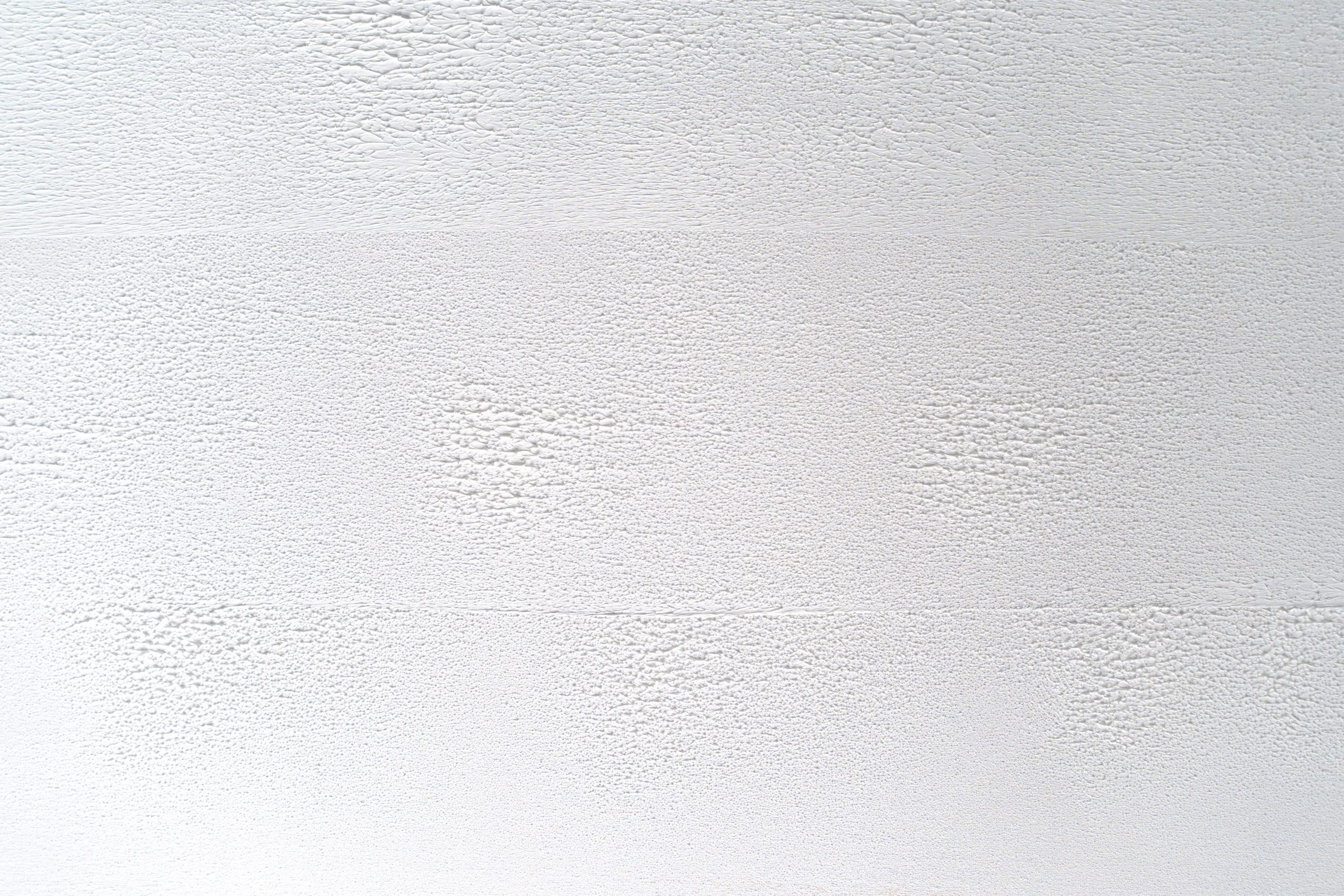 Papier peint blanc texturé pour décoration intérieure.