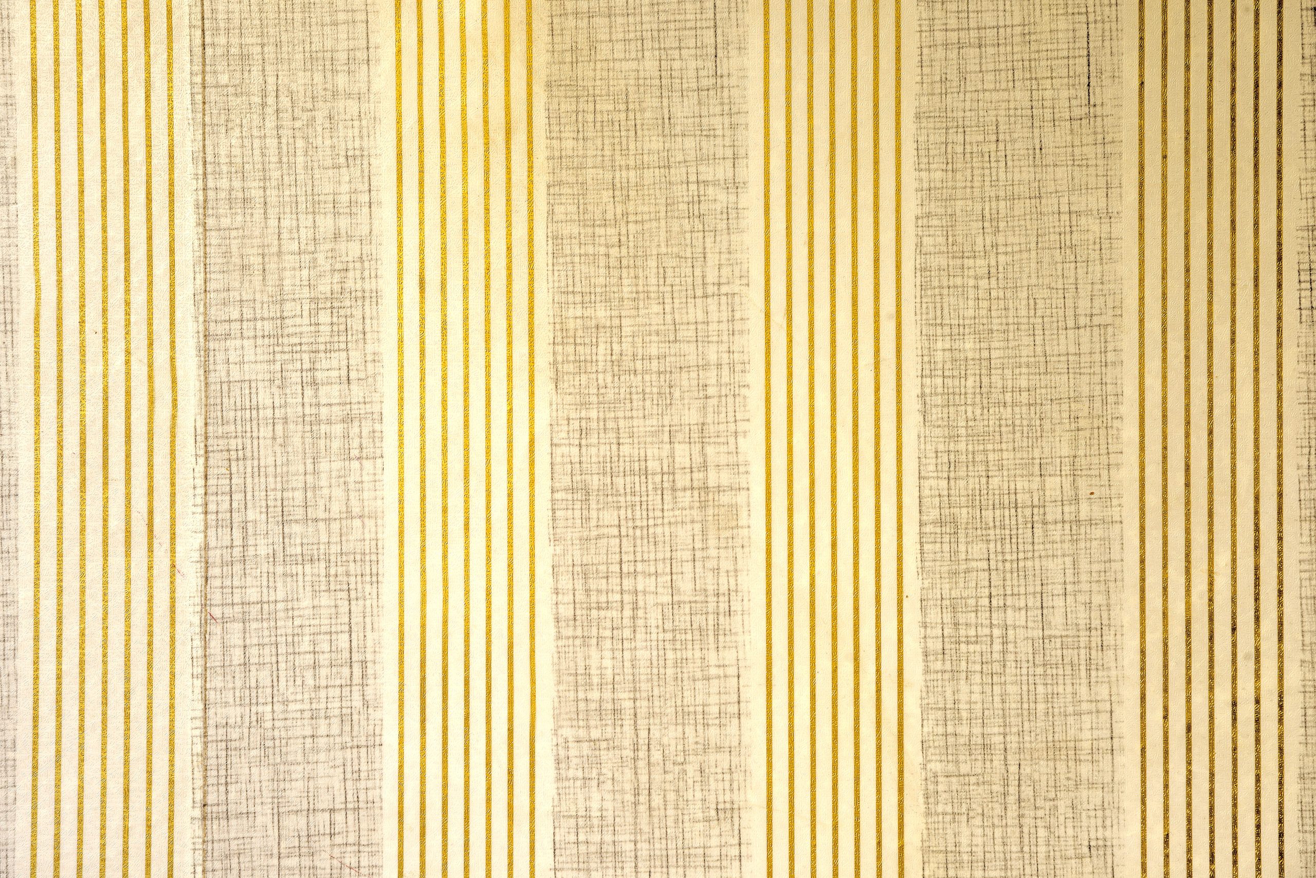 Papier peint vintage rayures verticales beige et or.