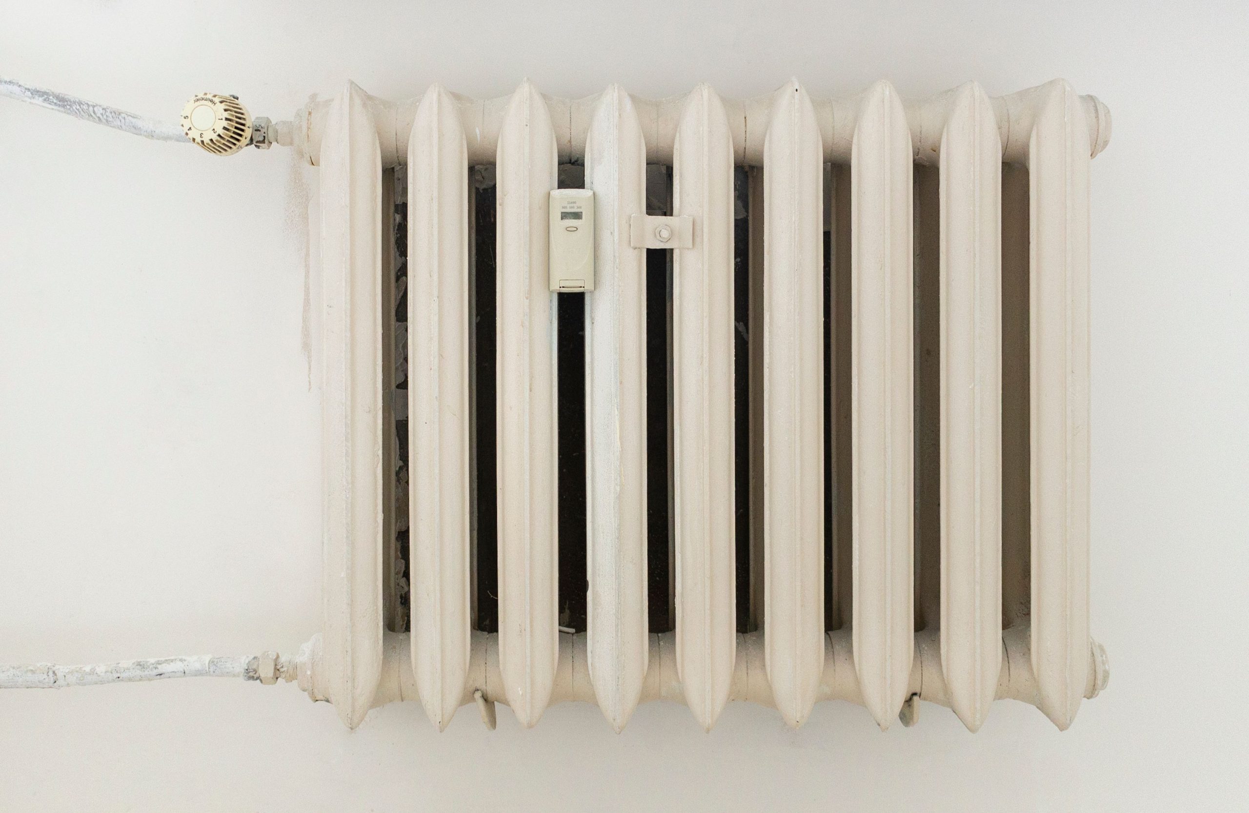 Radiateur blanc métallique design minimaliste mural