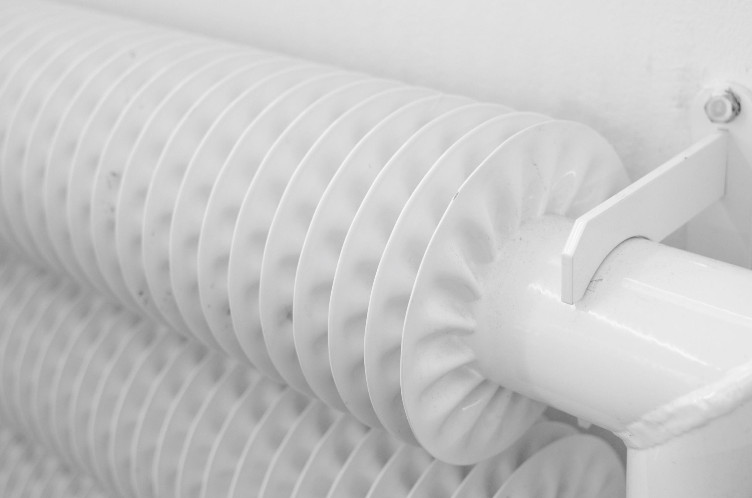 Système radiateur chauffage industriel tuyaux blanc