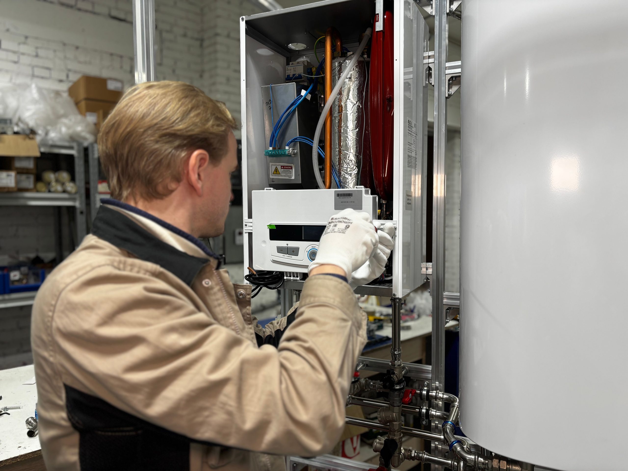 Technicien réparant système chauffage atelier intérieur